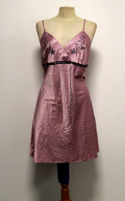 Nuisette satin couleur rose.