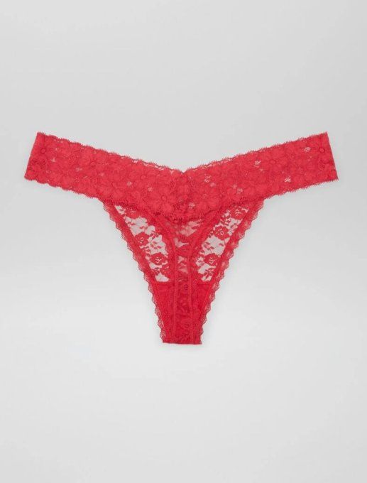 Élégance Courbée : String en Dentelle Grande Taille