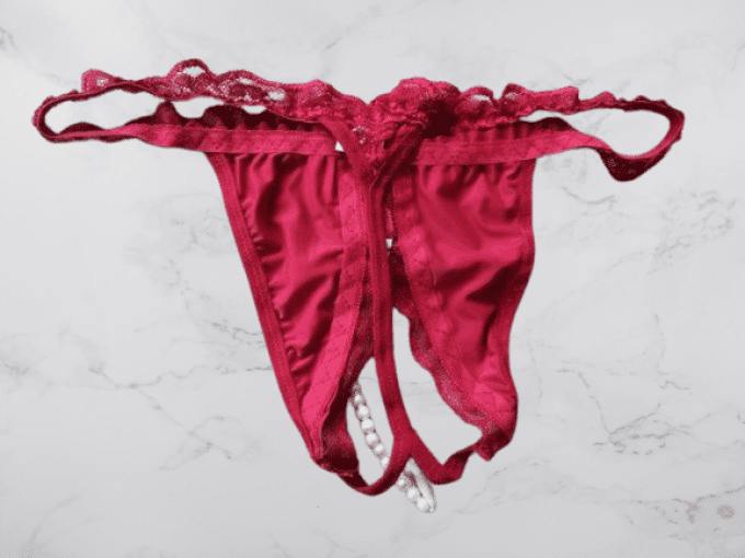 String femme sexy perlé au milieu